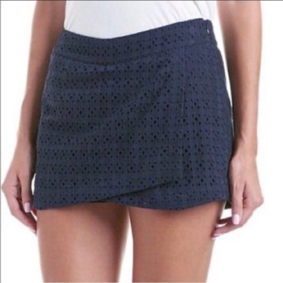 CAbi #5111 Eyelet Navy Faux Wrap Skort Size 6 - Picture 1 of 10